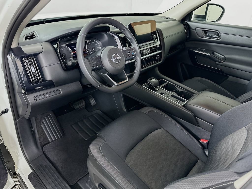 Used 2024 Nissan Pathfinder SV image 9
