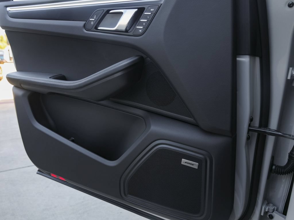 New 2025 Porsche Macan AWD/4WD image 30