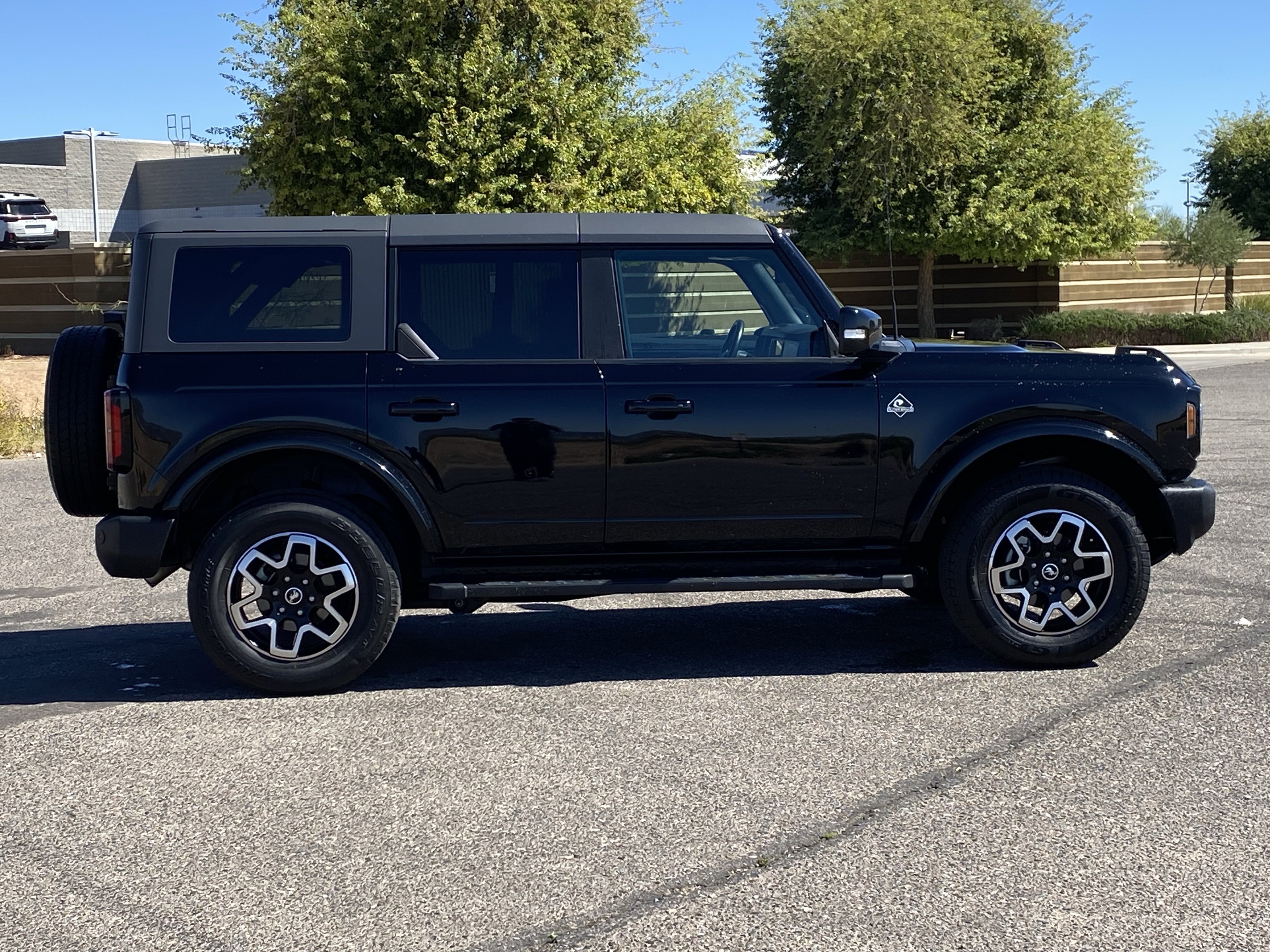 Used 2022 Ford Bronco Outer Banks image 2