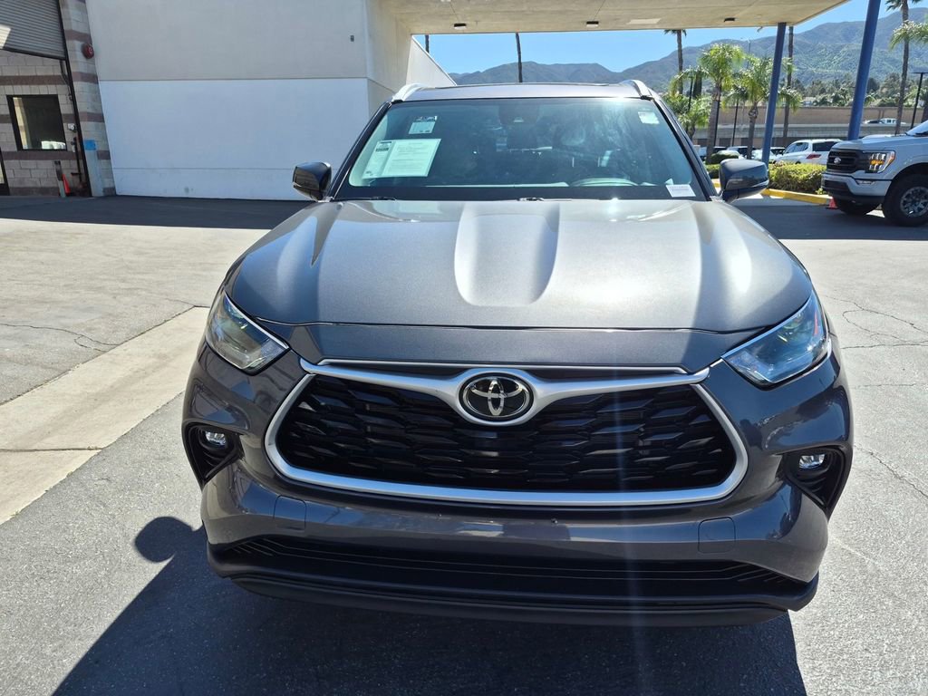 Used 2022 Toyota Highlander XLE image 2