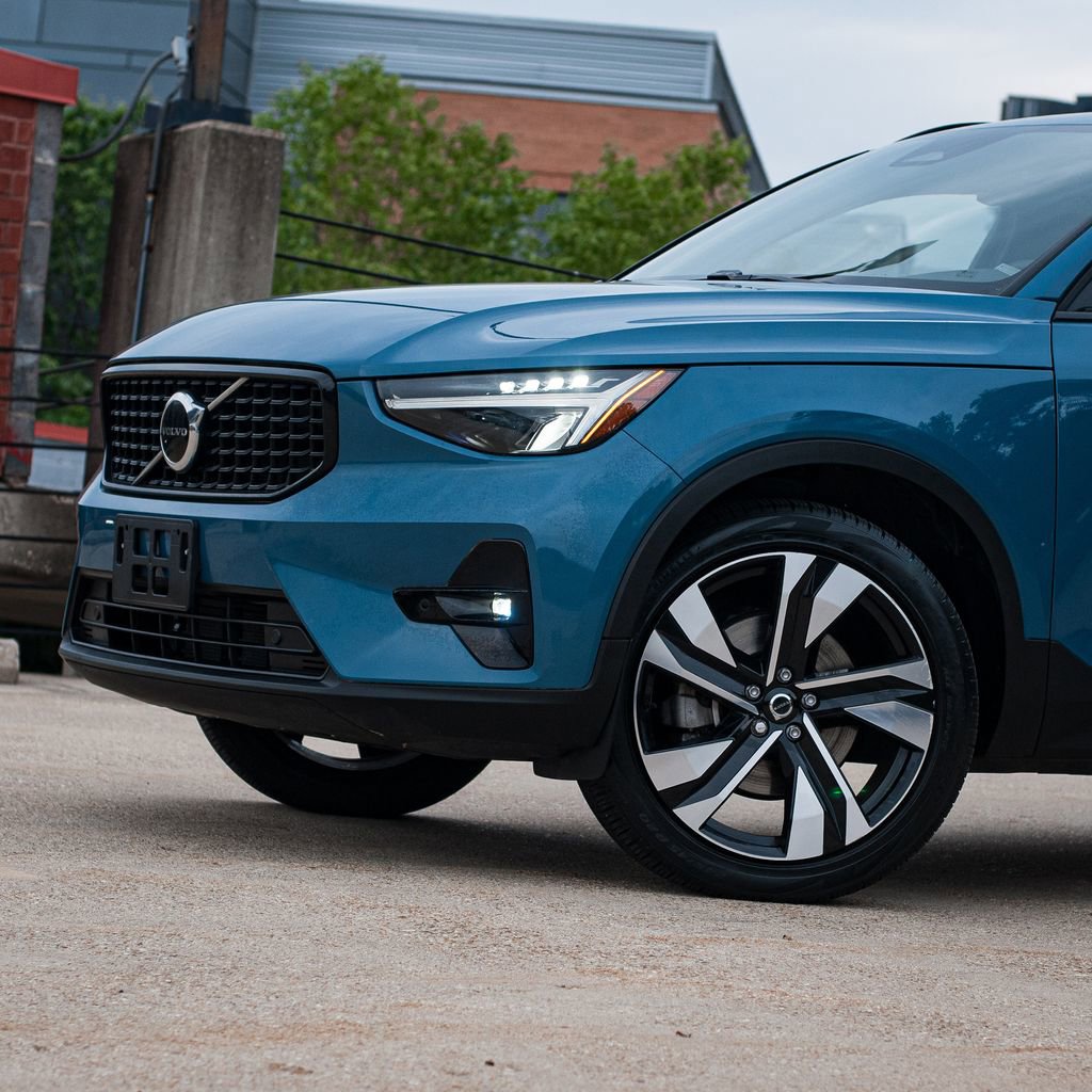Certified 2023 Volvo XC40 B5 Plus w/ Protection Package Premier AWD/4WD image 2