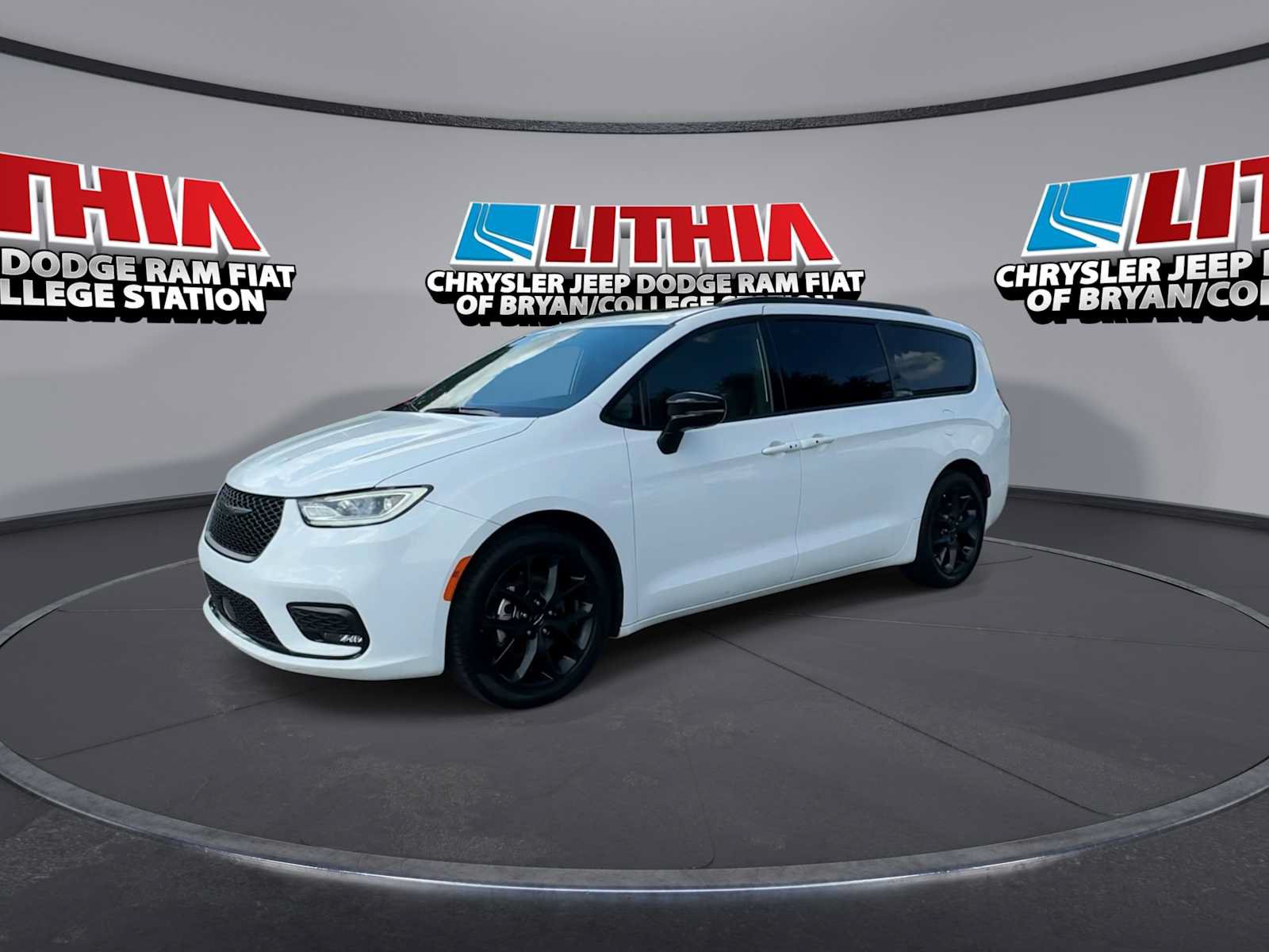 Used 2025 Chrysler Pacifica Limited FWD image 4