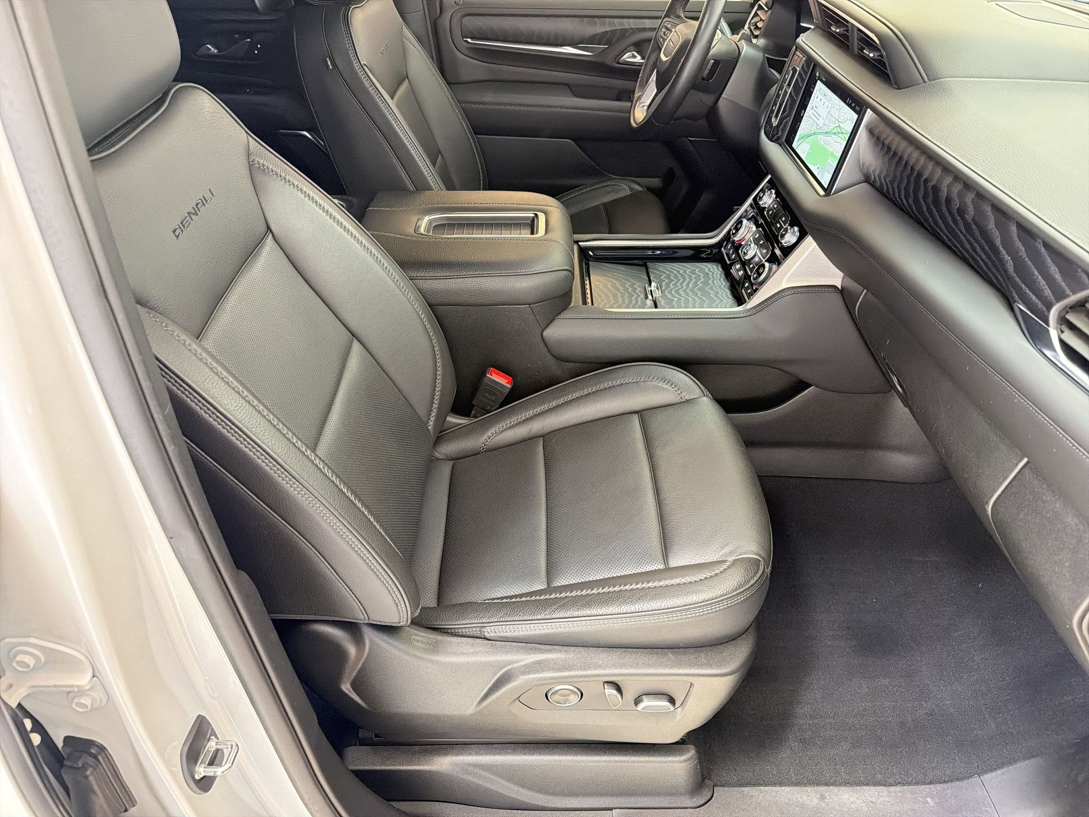 Used 2024 GMC Yukon XL Denali w/ Advanced Technology Package image 29