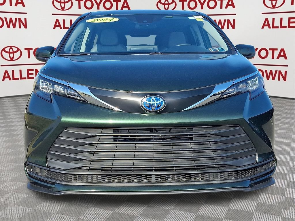 Used 2024 Toyota Sienna LE FWD image 2