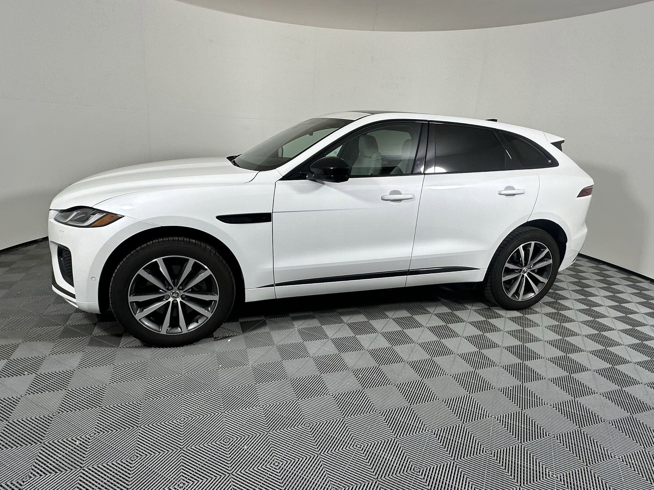 New 2026 Jaguar F-PACE R-Dynamic S image 2