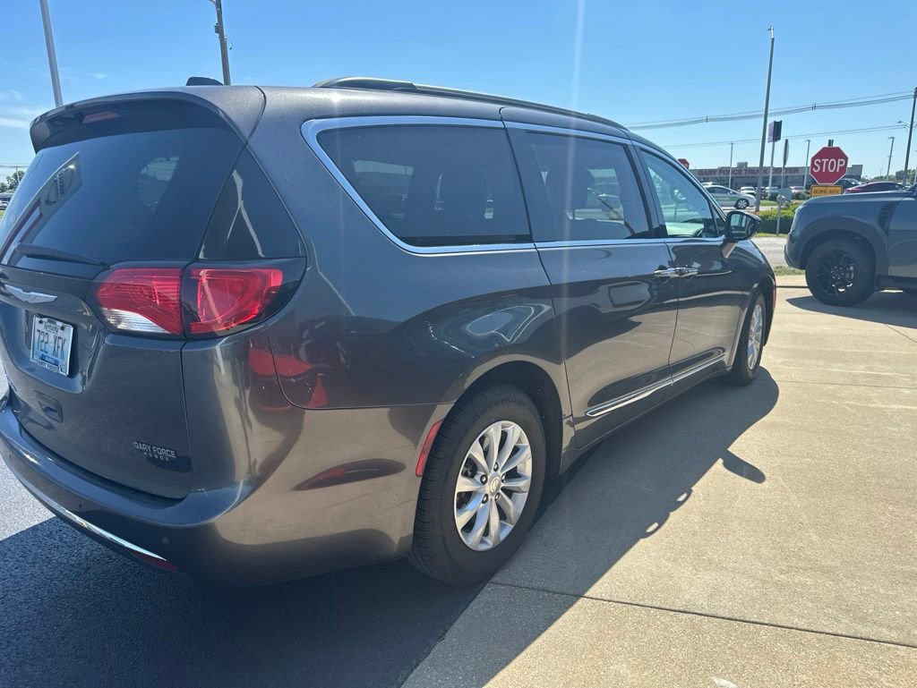 Used 2017 Chrysler Pacifica Touring-L FWD image 5