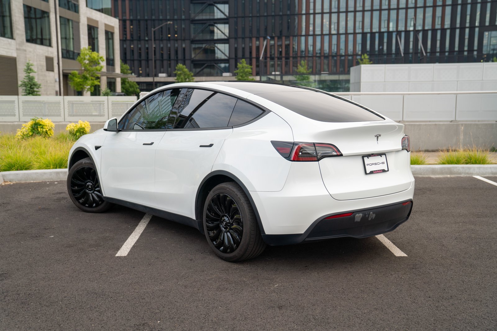 Used 2023 Tesla Model Y Long Range AWD/4WD image 3