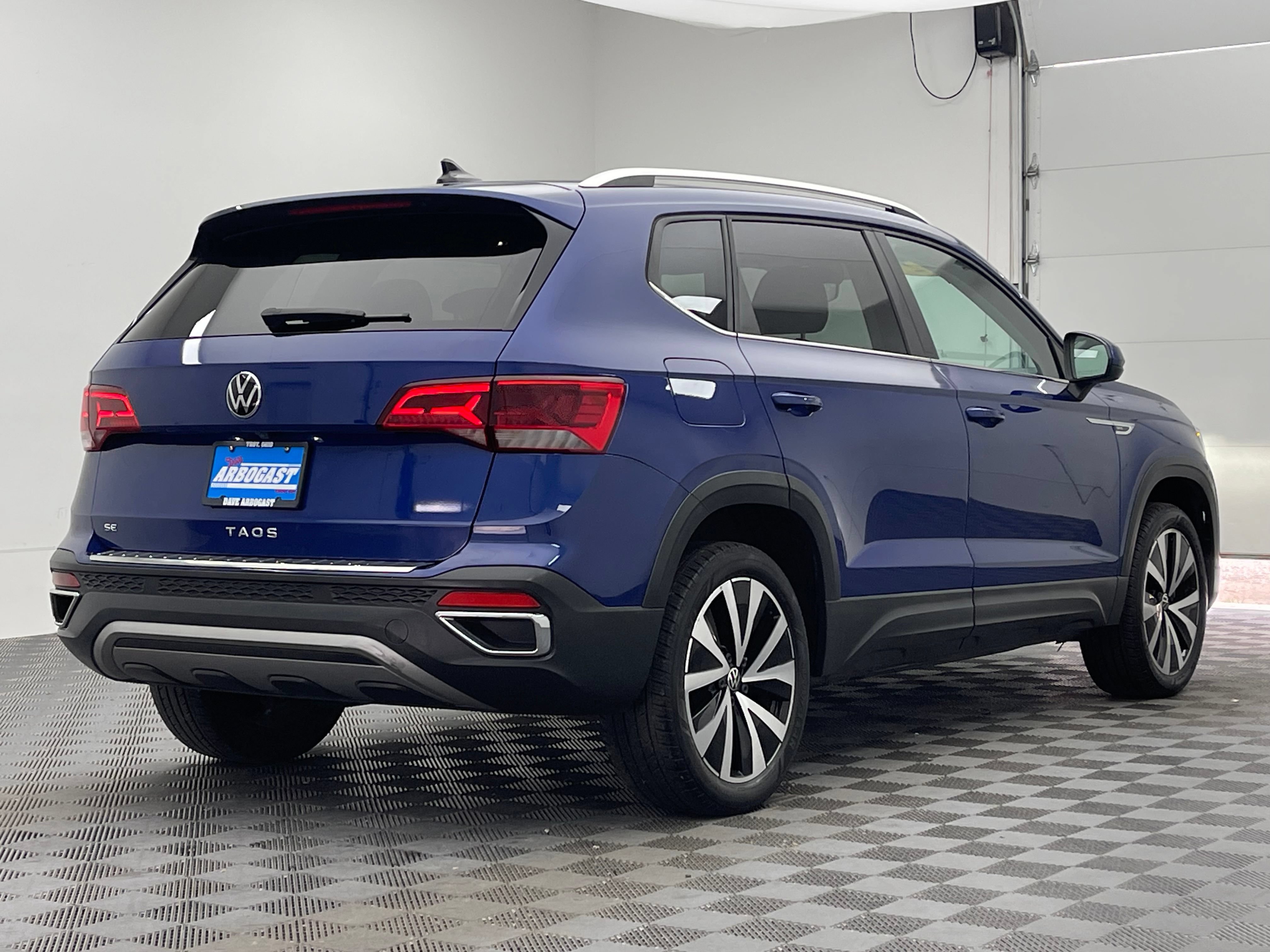 Used 2022 Volkswagen Taos SE w/ Panoramic Sunroof Package FWD image 7