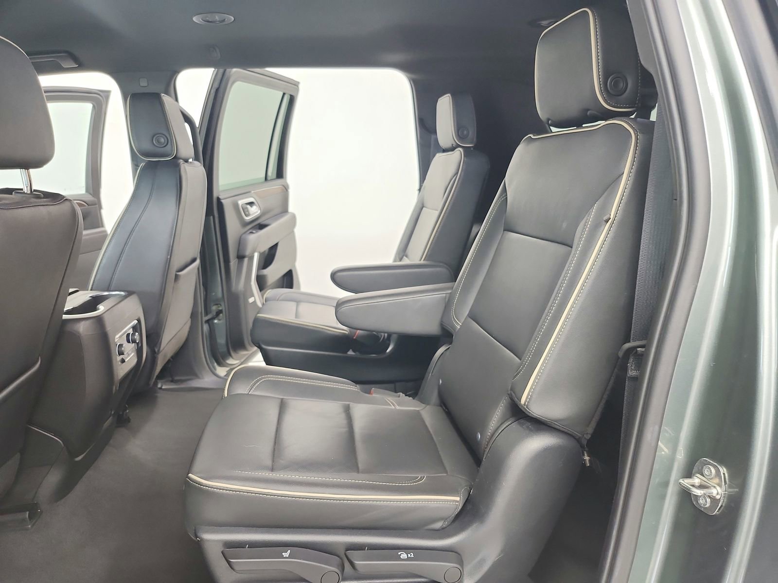 Used 2023 Chevrolet Suburban Premier image 36