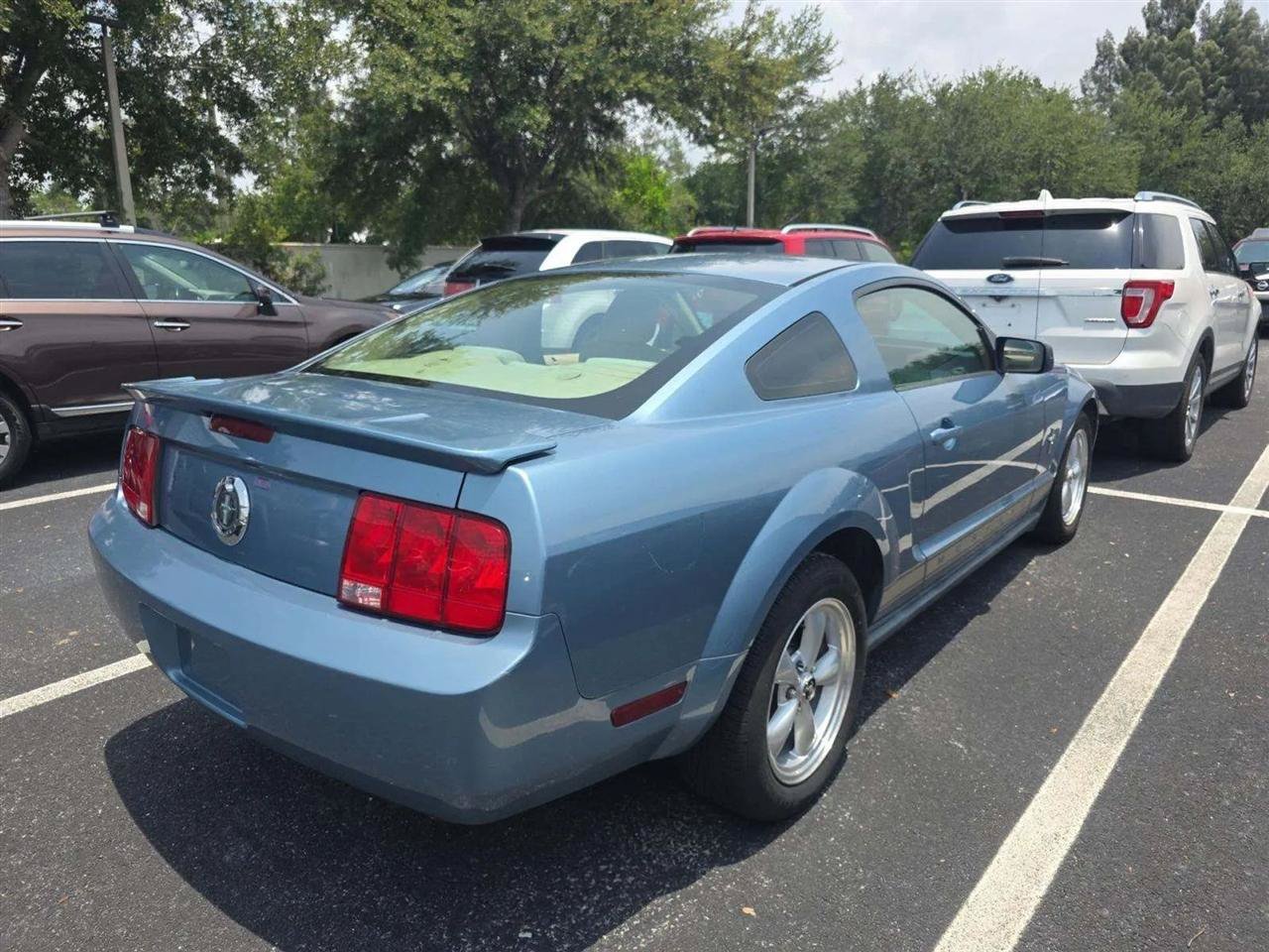 Used 2007 Ford Mustang Coupe RWD image 2