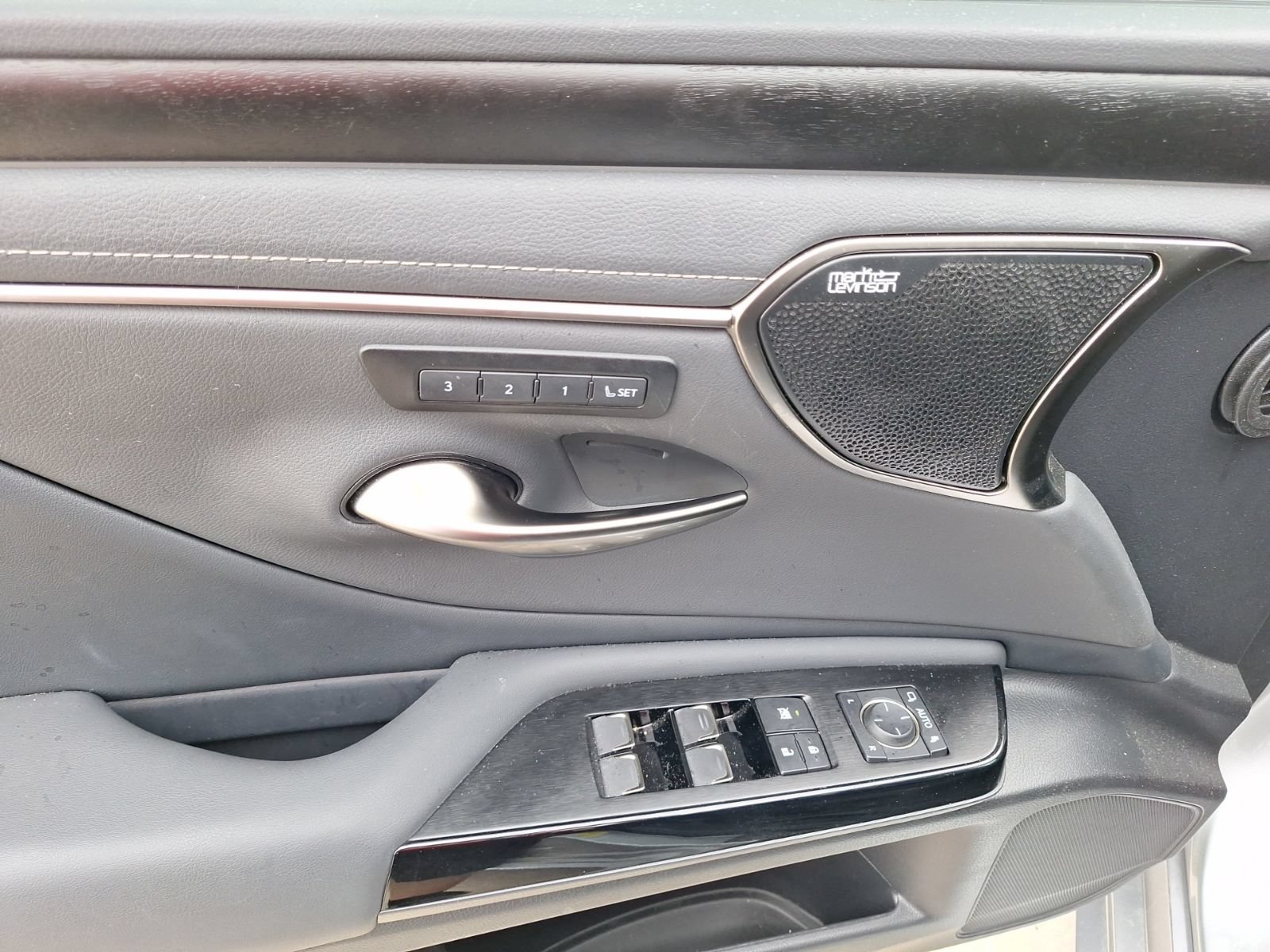 Used 2025 Lexus ES 350 Ultra Luxury FWD image 16