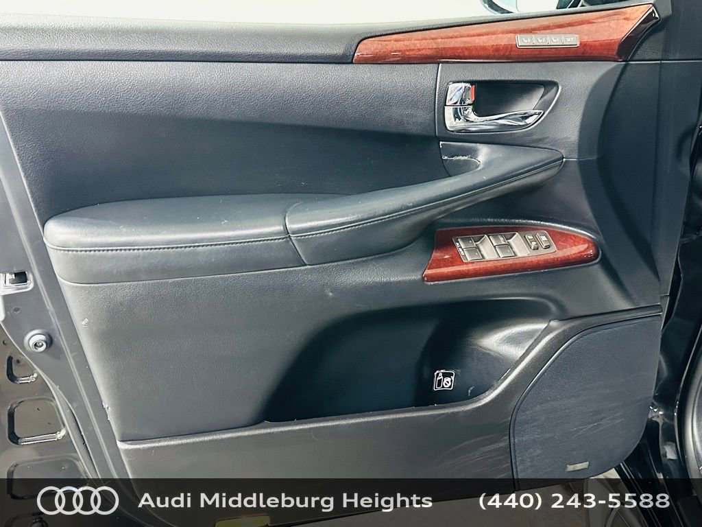 Used 2013 Lexus LX 570 4WD w/ Luxury Pkg w/Pre-crash image 28