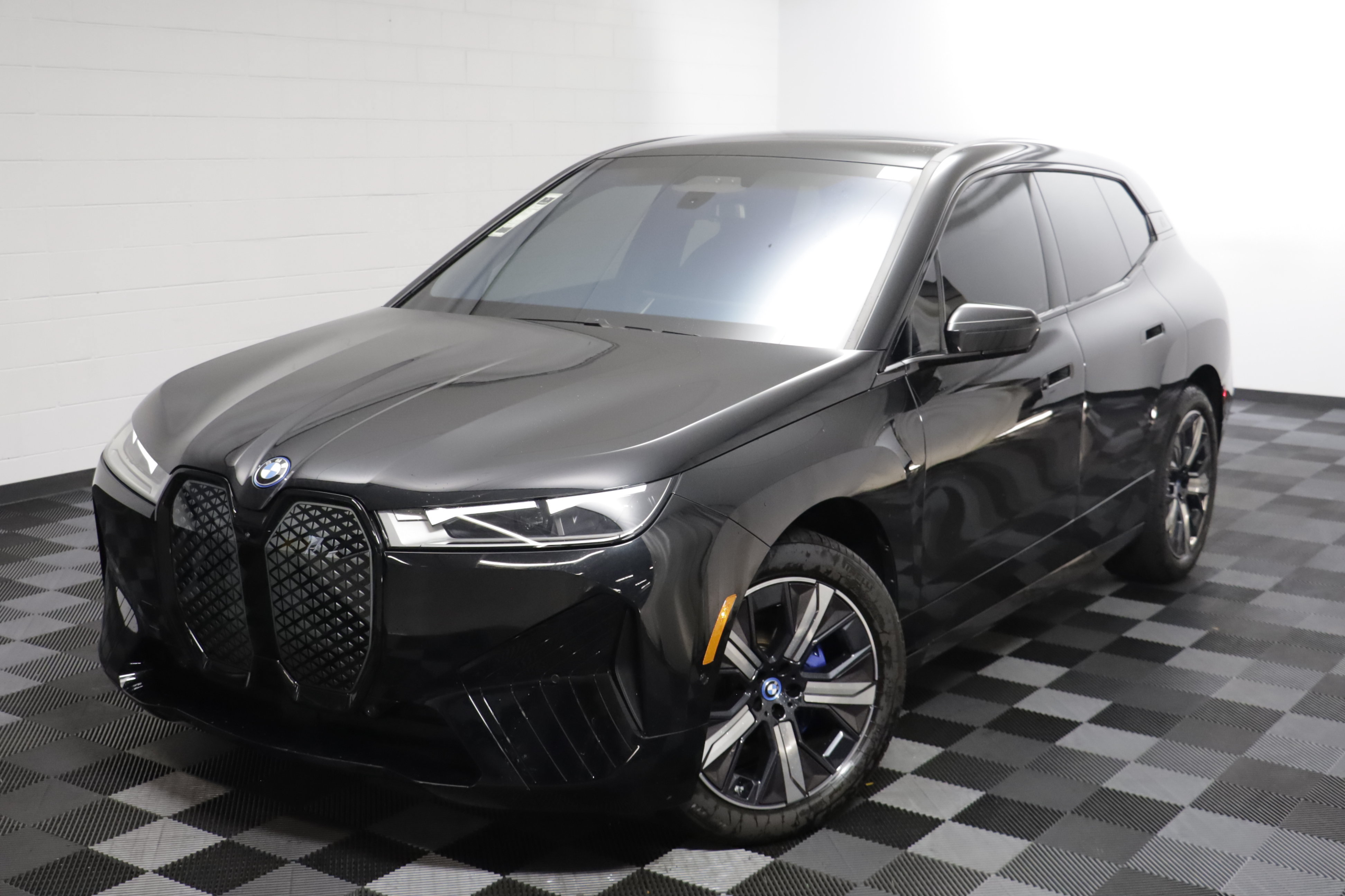 Used 2024 BMW iX xDrive50 w/ Premium Package AWD/4WD image 2