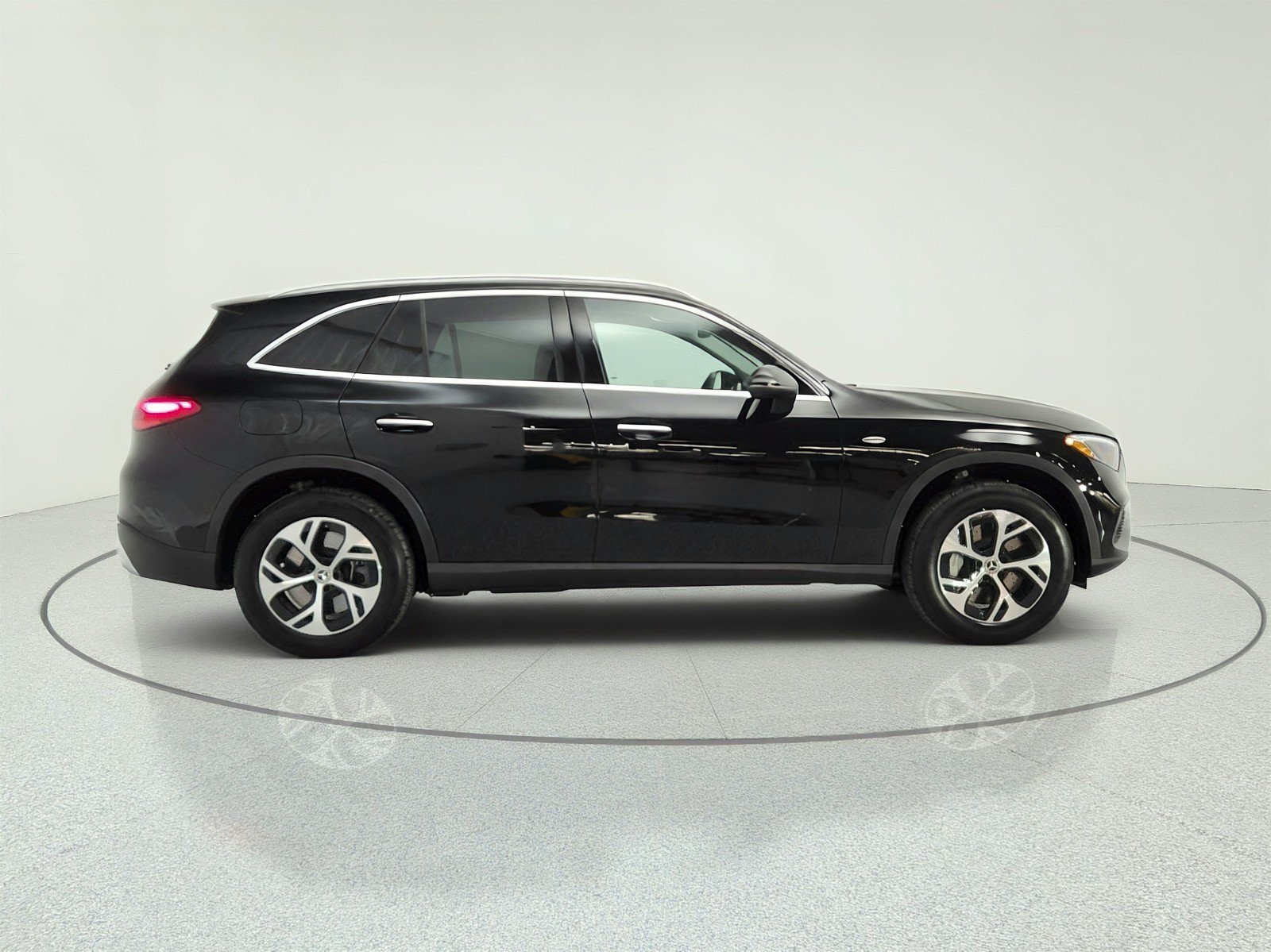 Used 2025 Mercedes-Benz GLC 350e 4MATIC image 4