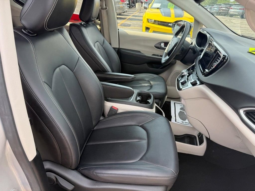 Certified 2024 Chrysler Pacifica Touring-L FWD image 6
