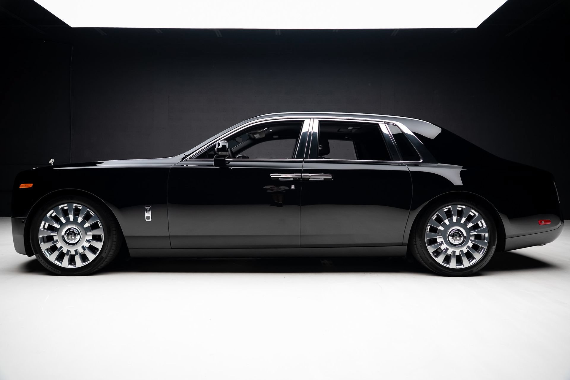 Used 2023 Rolls-Royce Phantom Sedan w/ The Phantom Package RWD image 18