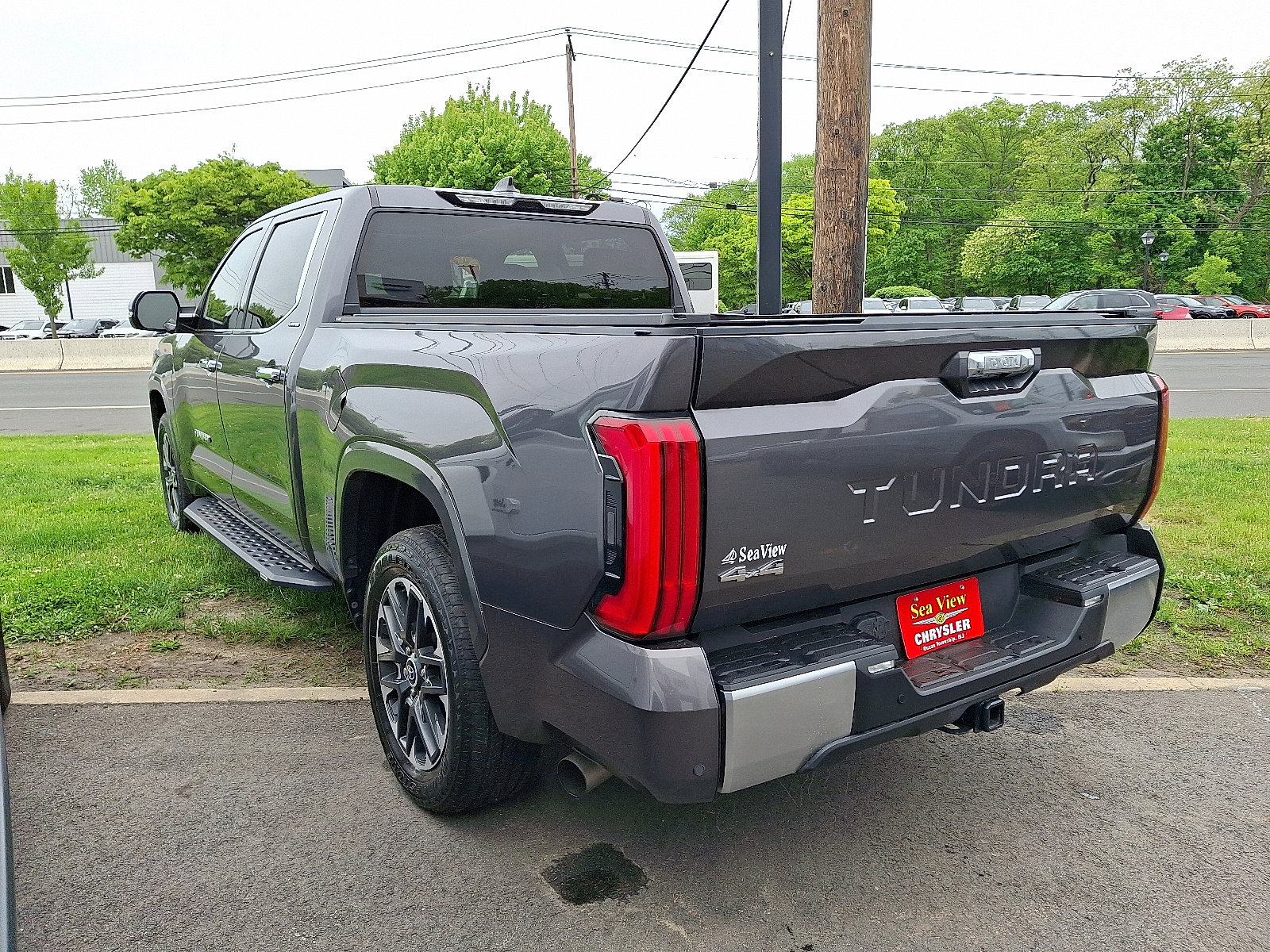 Used 2022 Toyota Tundra Limited w/ Power Package AWD/4WD image 4