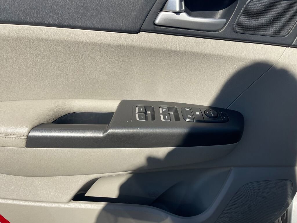 Used 2020 Kia Sportage LX image 10