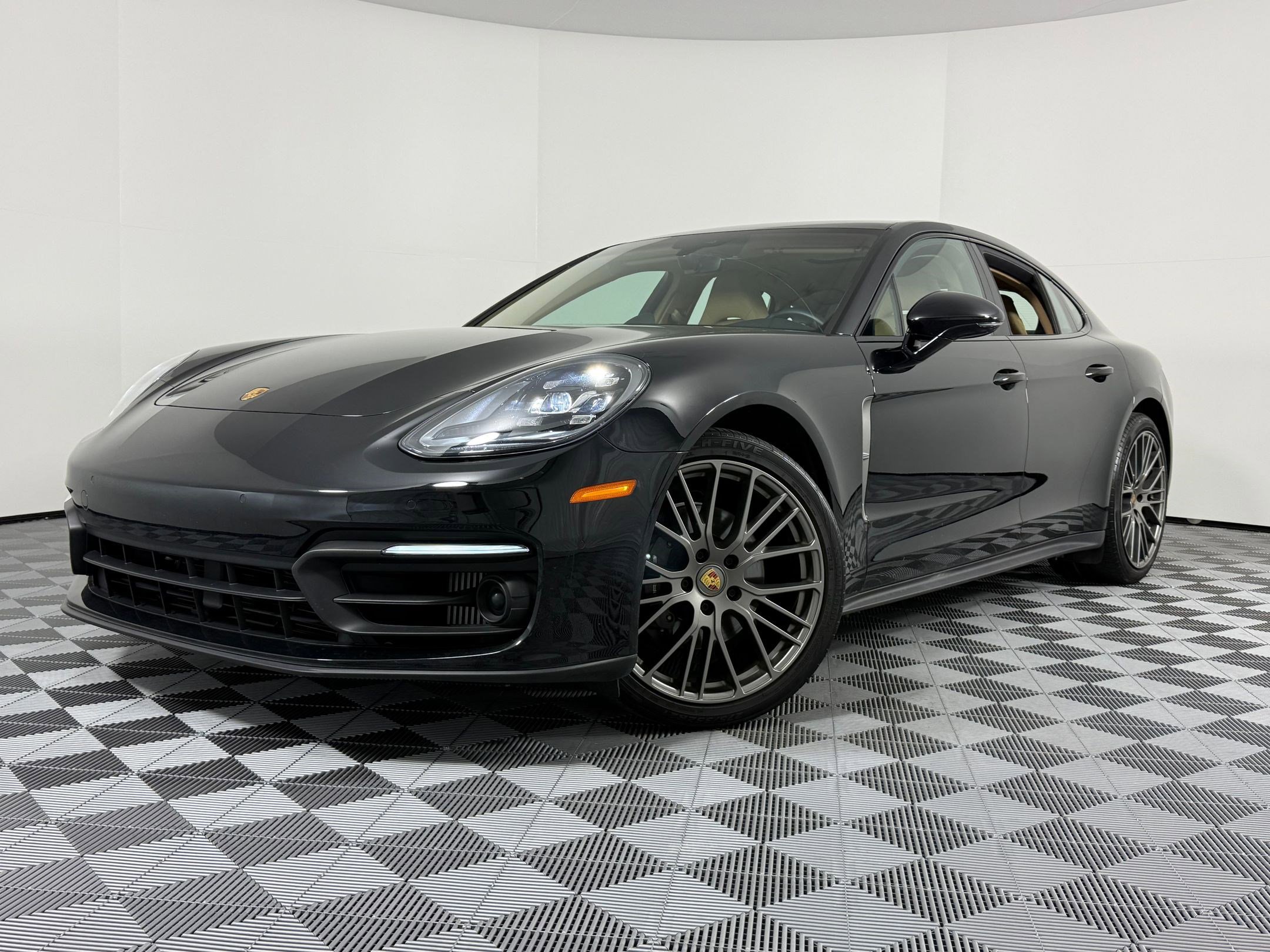 Used 2023 Porsche Panamera Platinum Edition image 1
