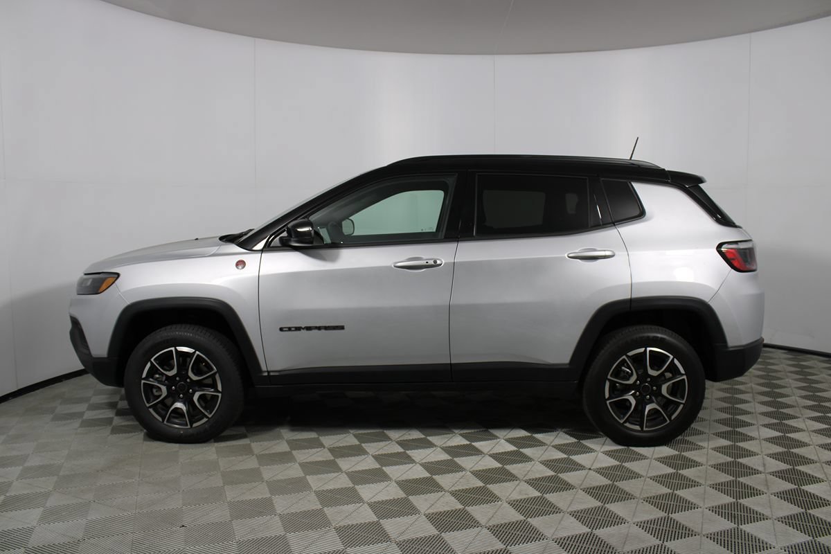 Used 2025 Jeep Compass Trailhawk AWD/4WD image 32