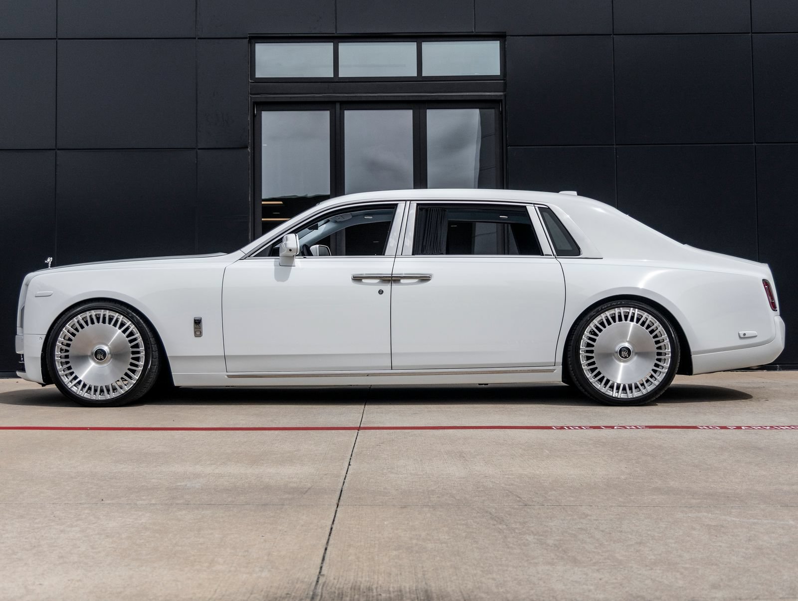 Used 2023 Rolls-Royce Phantom Extended Wheelbase w/ Leather Finishing Pack RWD image 2