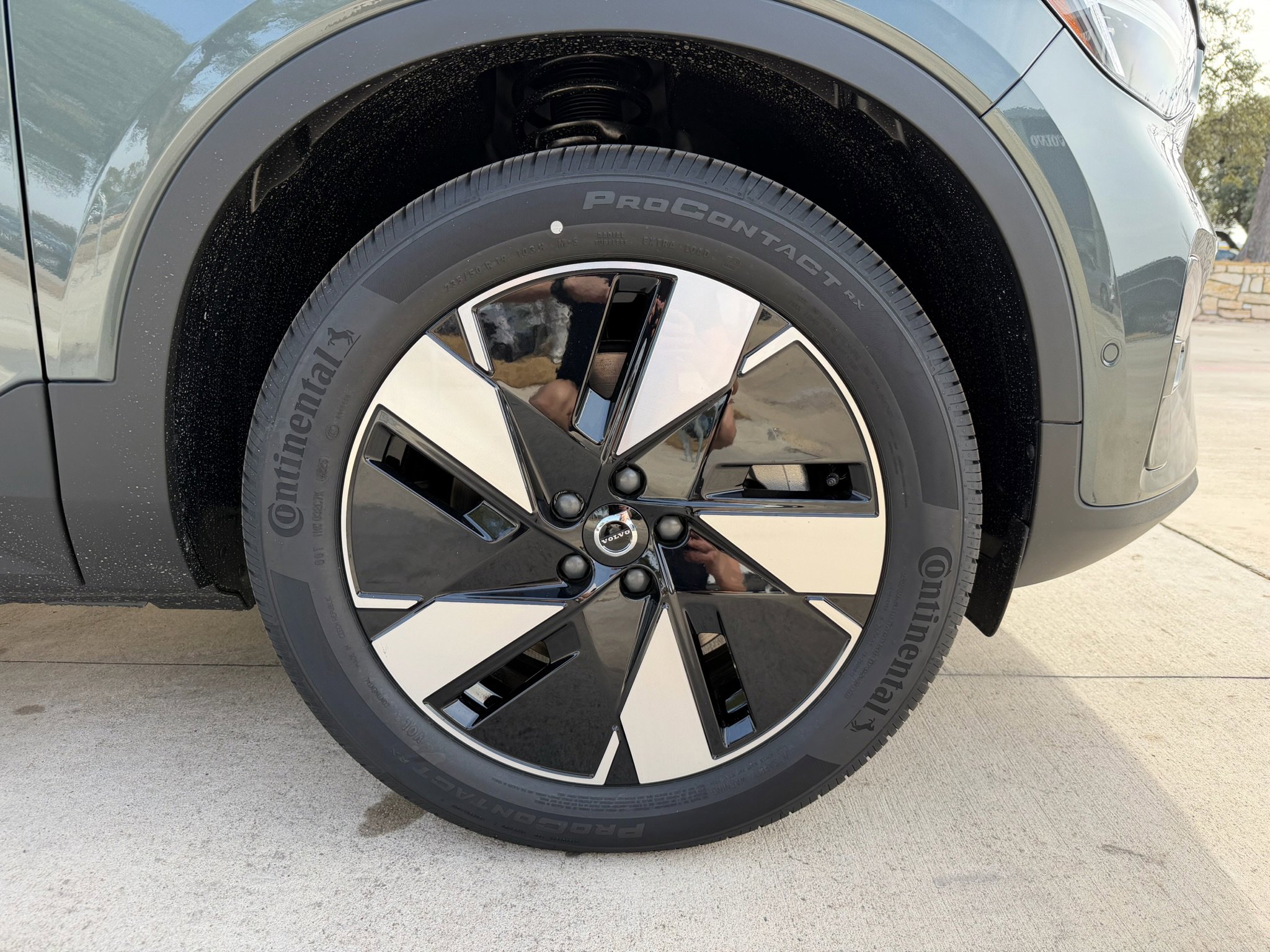 New 2026 Volvo EX40 Plus w/ Protection Package Premier image 7