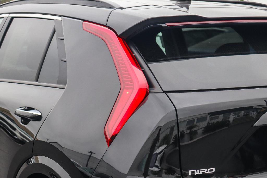Certified 2025 Kia Niro Wave w/ Wave Preserve Package FWD image 7