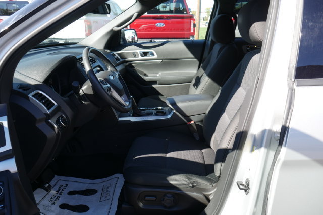 Used 2015 Ford Explorer XLT w/ Equipment Group 201B FWD image 2
