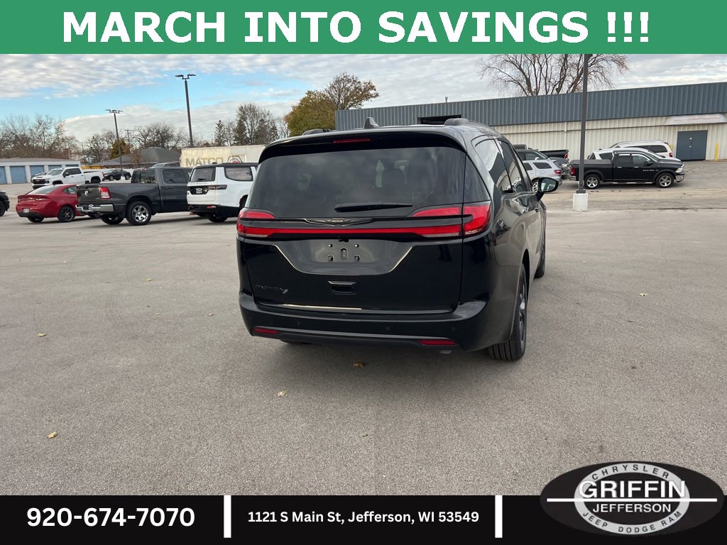 New 2026 Chrysler Pacifica Select w/ S Appearance Package image 8