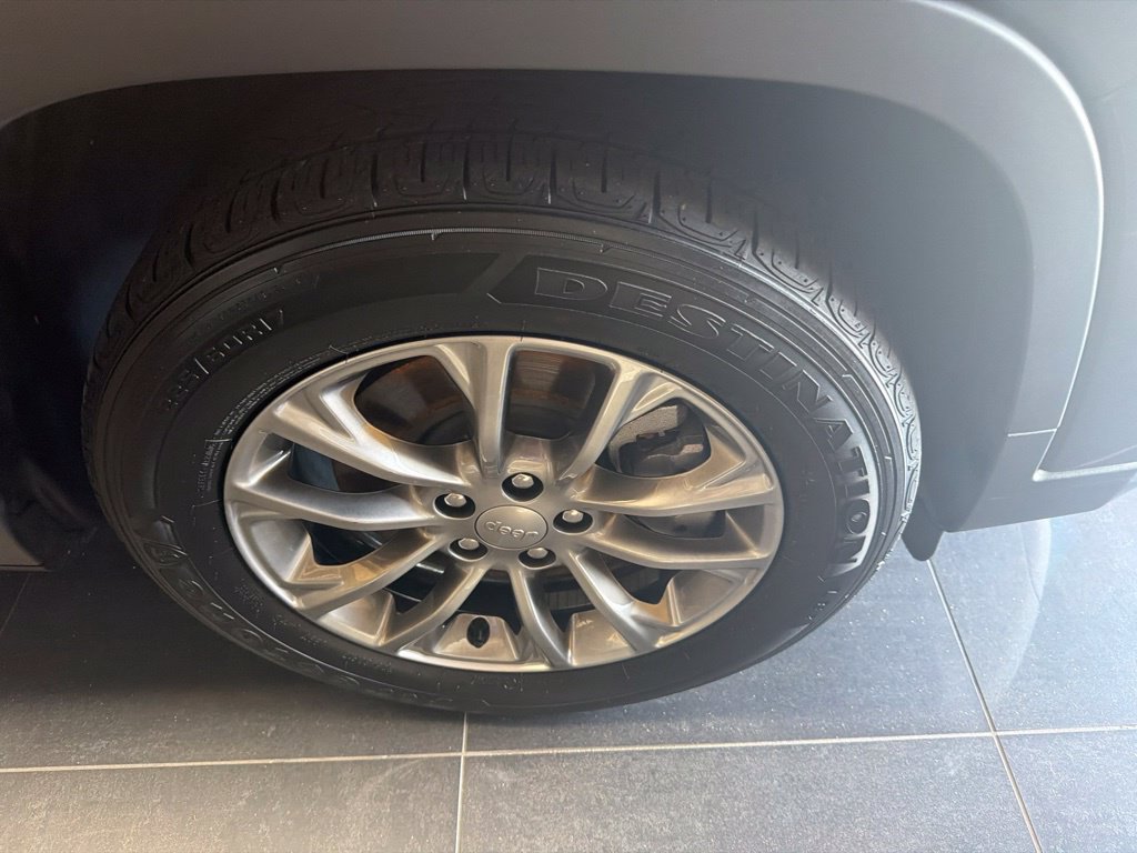 Used 2020 Jeep Cherokee Latitude Plus FWD image 4