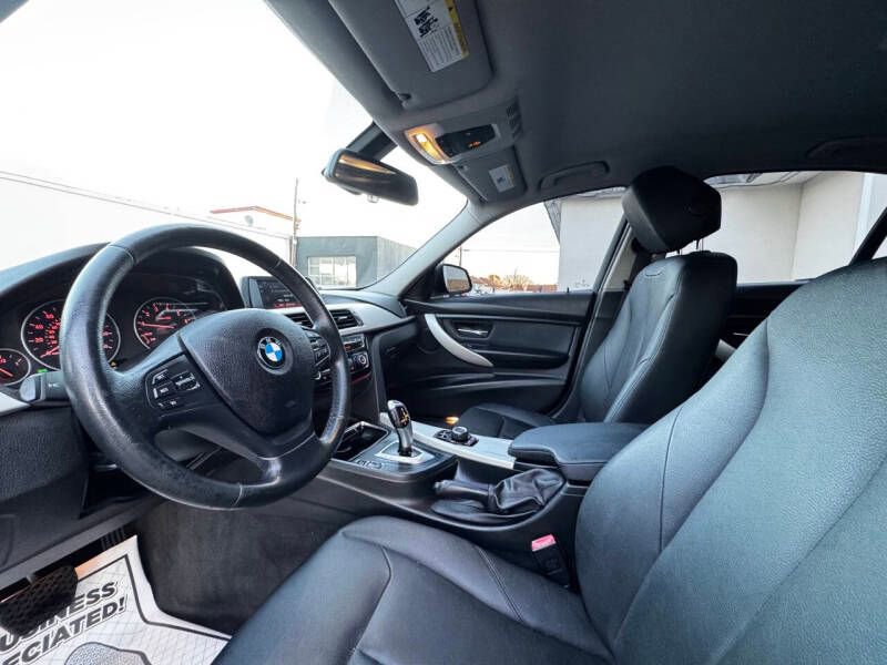 Used 2018 BMW 320i Sedan RWD image 10