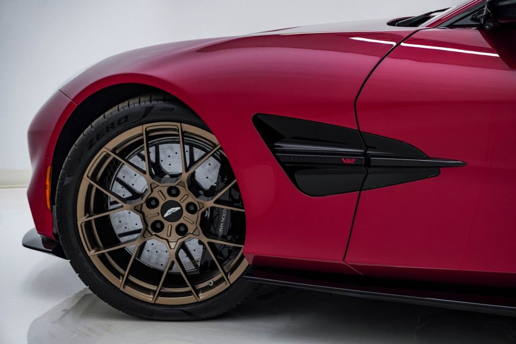 Used 2025 Aston Martin Vanquish RWD image 14