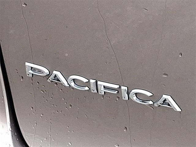 Used 2017 Chrysler Pacifica Limited image 29