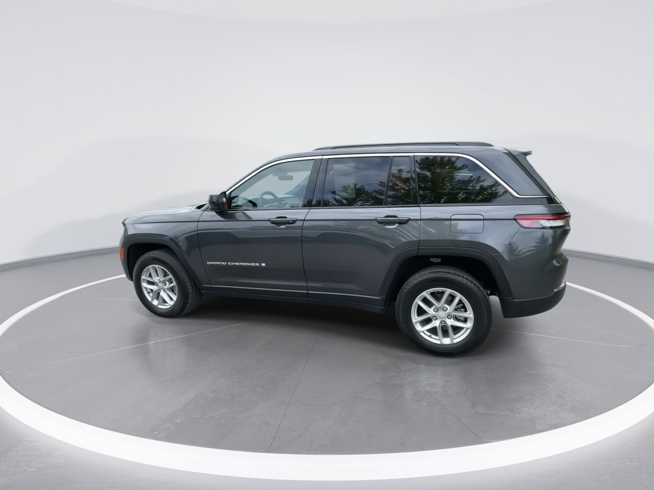 Used 2025 Jeep Grand Cherokee Laredo X AWD/4WD image 11