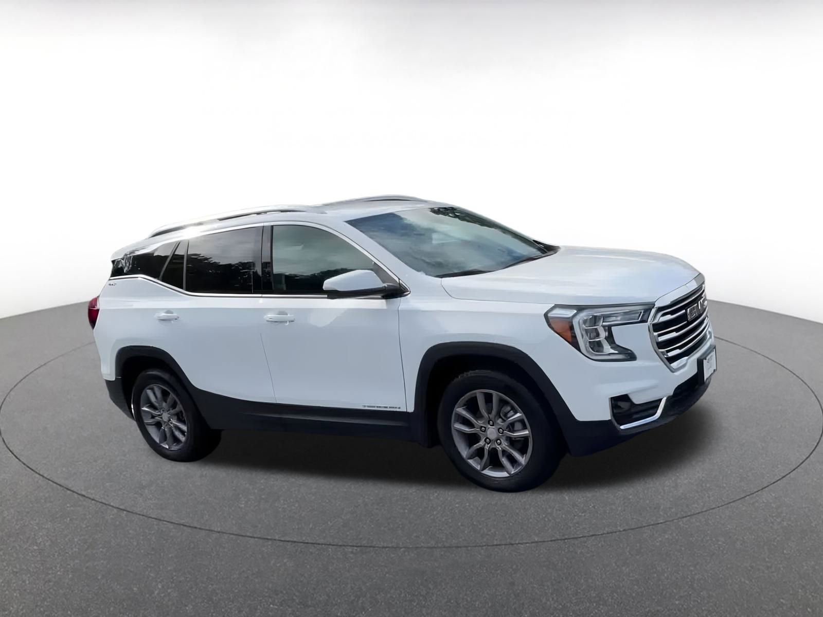 Used 2024 GMC Terrain SLT image 2