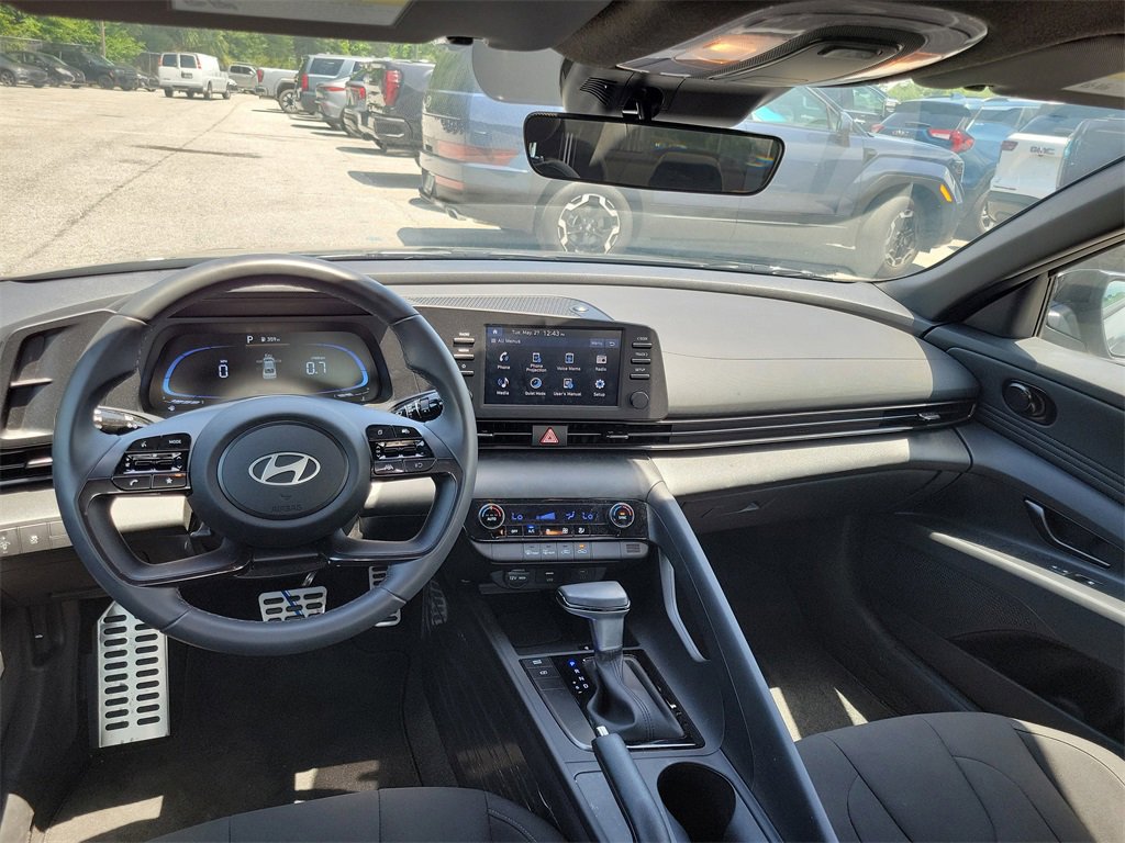 Used 2025 Hyundai Elantra Sport image 28