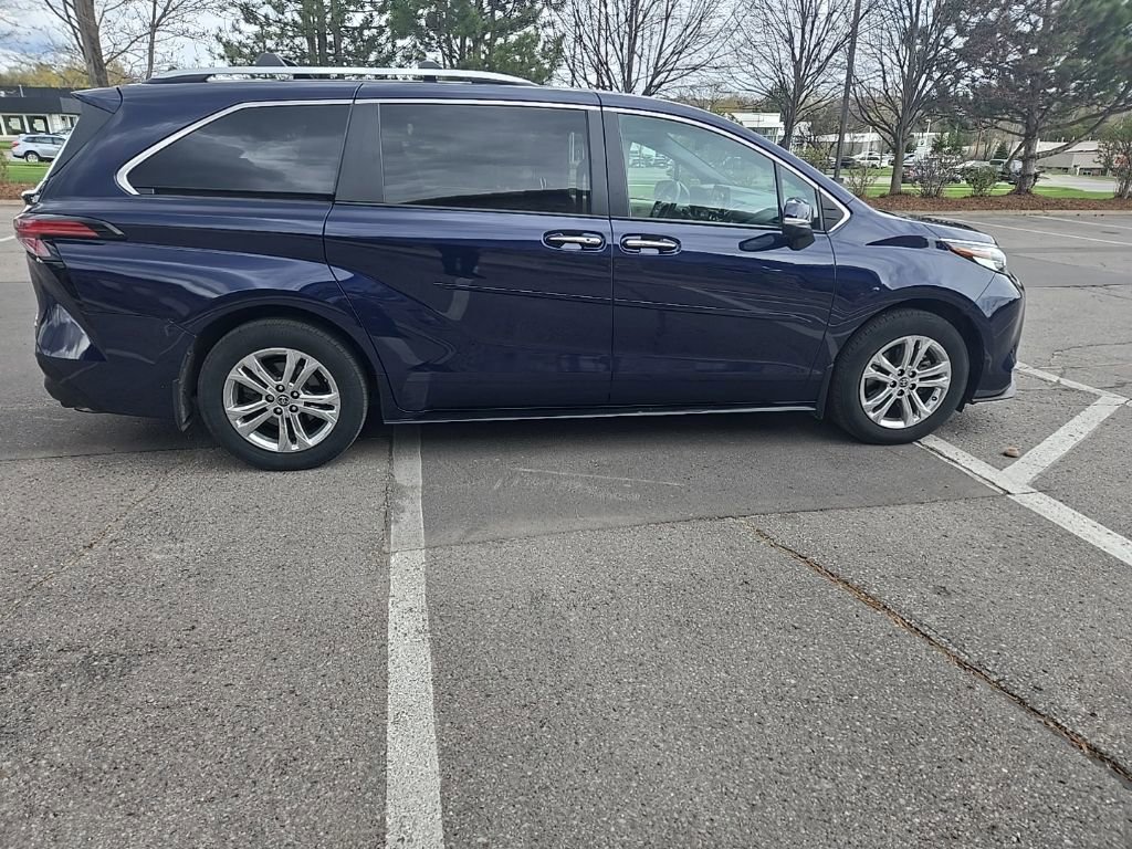 Used 2022 Toyota Sienna Platinum AWD/4WD image 5