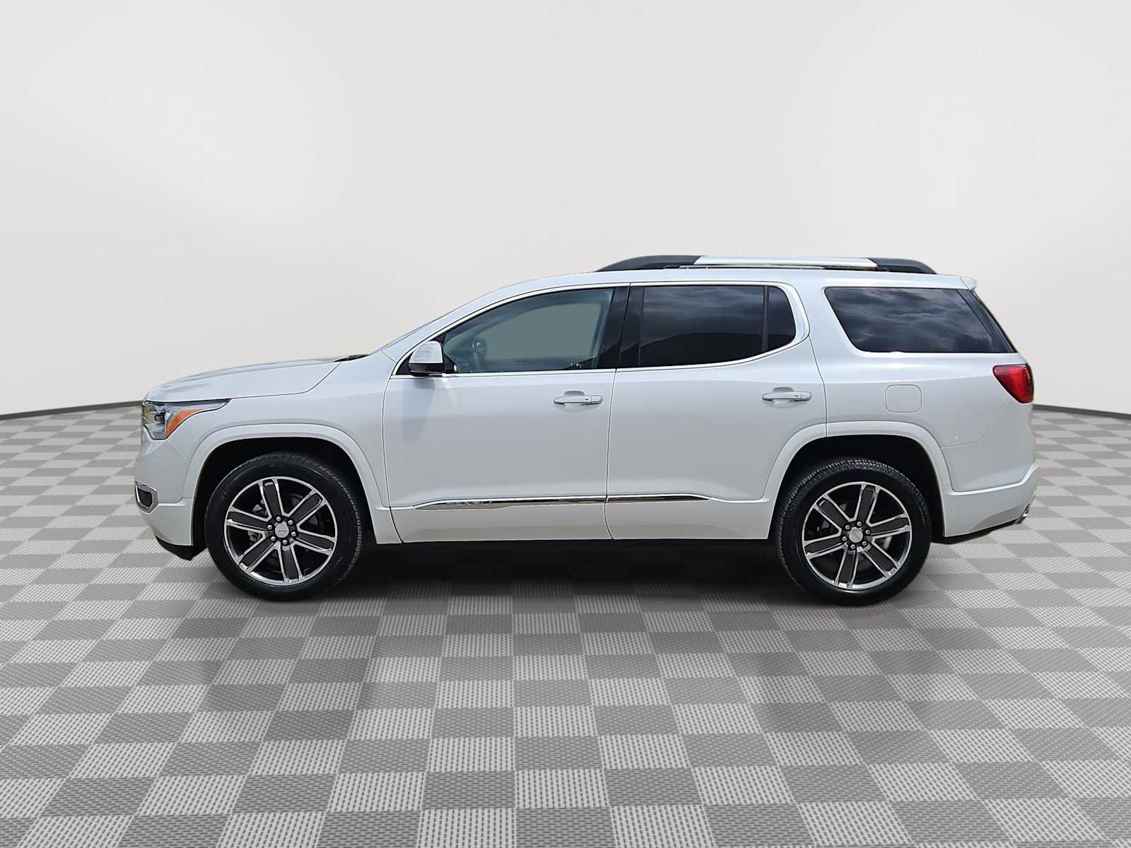 Used 2017 GMC Acadia Denali w/ Technology Package FWD image 5