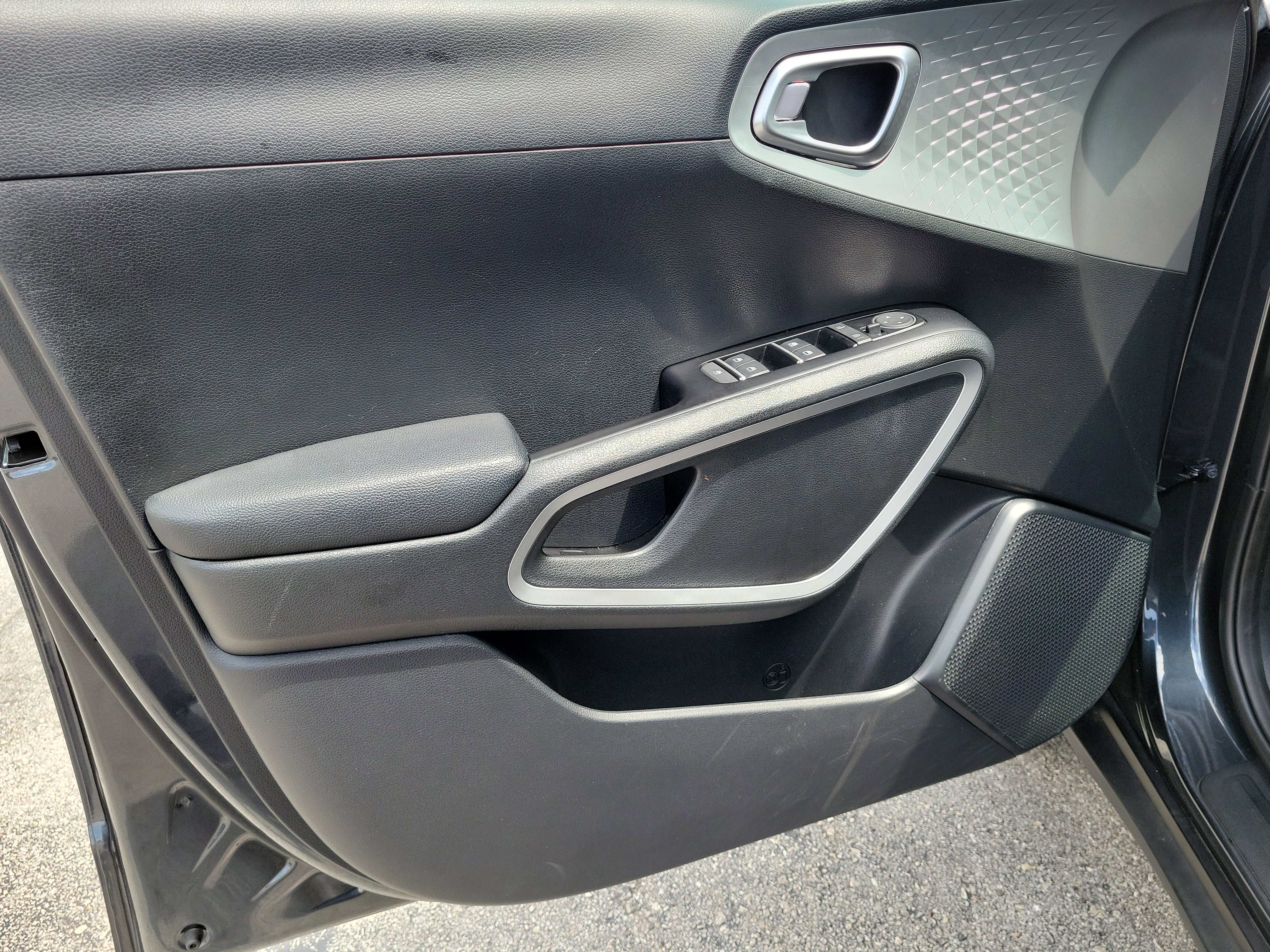 Used 2025 Kia Soul LX w/ LX Technology Package image 10