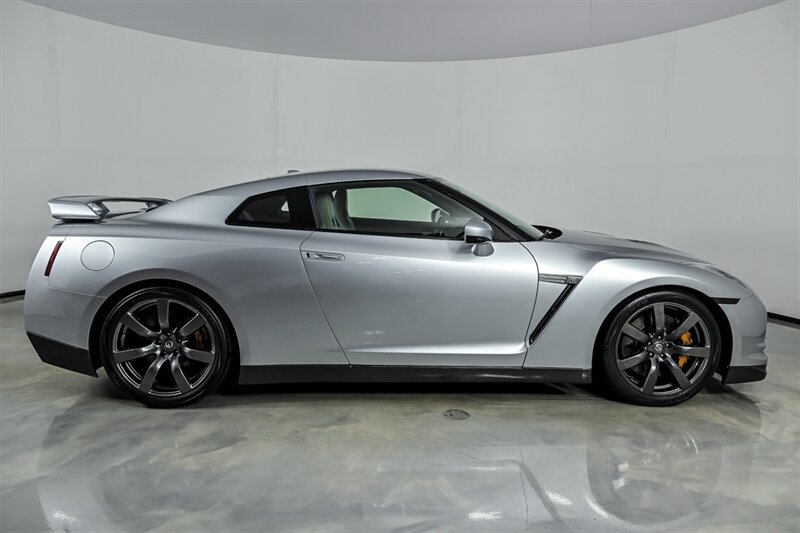 Used 2009 Nissan GT-R Premium AWD/4WD image 11