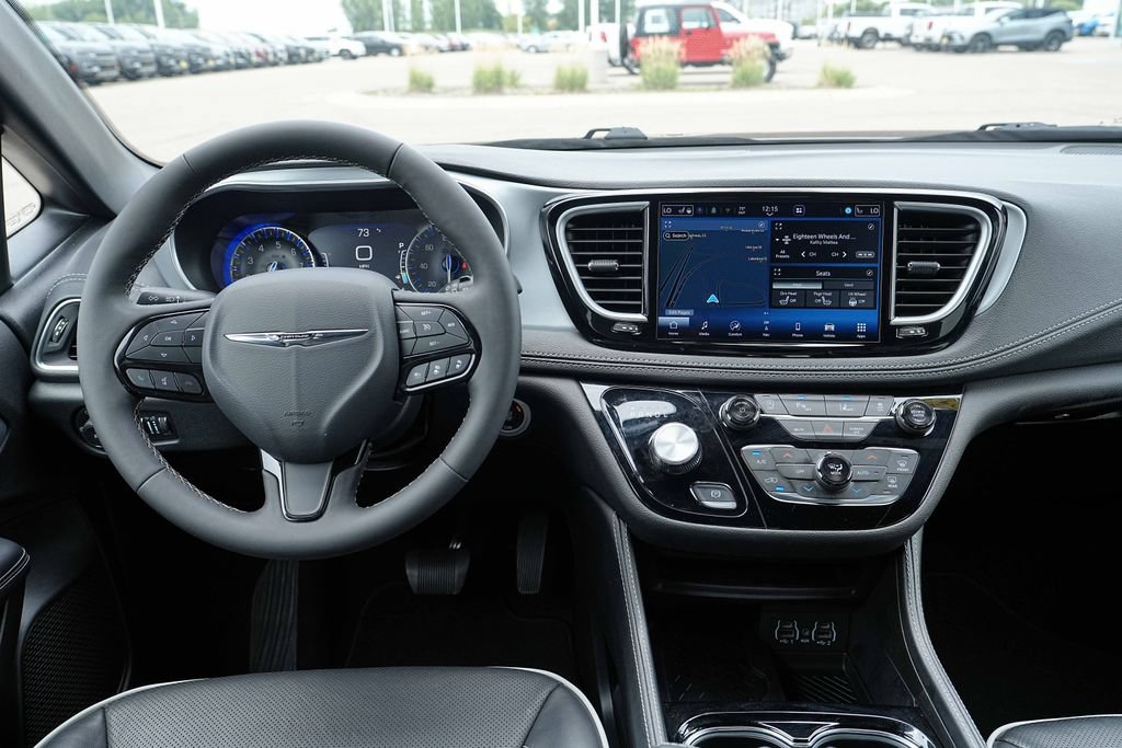 Used 2025 Chrysler Pacifica Limited FWD image 28