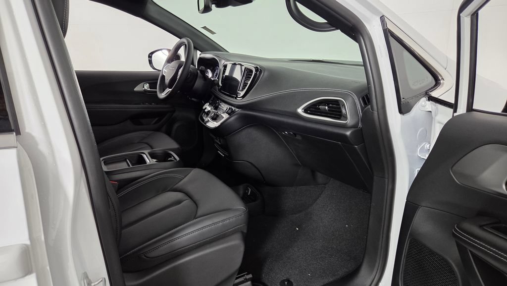 New 2027 Chrysler Pacifica Select AWD/4WD image 31