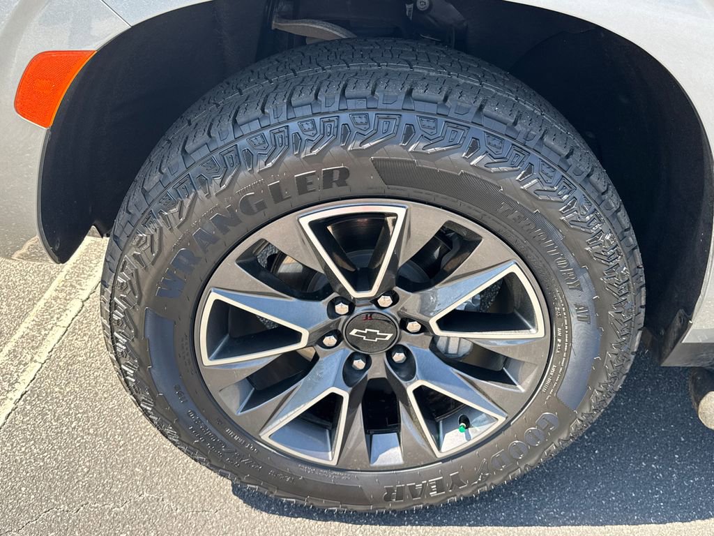 Used 2023 Chevrolet Suburban Z71 w/ Luxury Package image 11