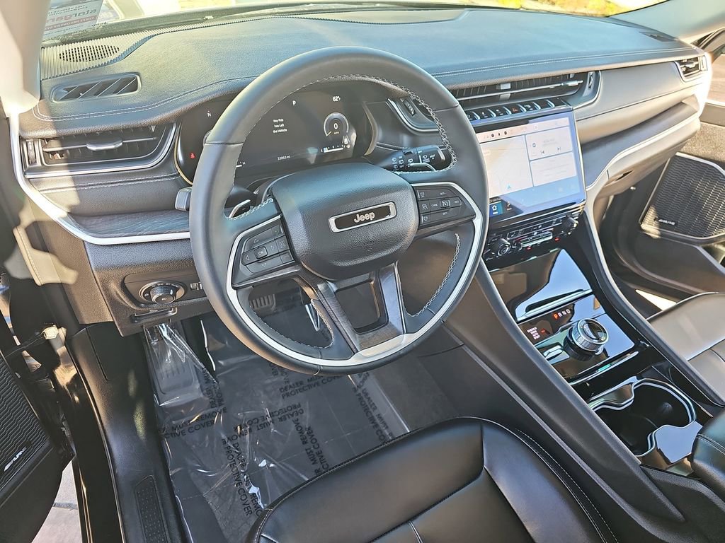 Used 2023 Jeep Grand Cherokee Limited w/ Black Appearance Package image 16