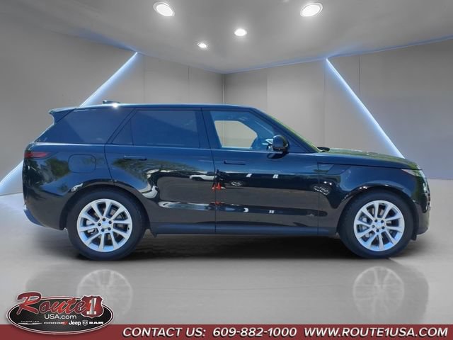 Used 2025 Land Rover Range Rover Sport SE AWD/4WD image 2