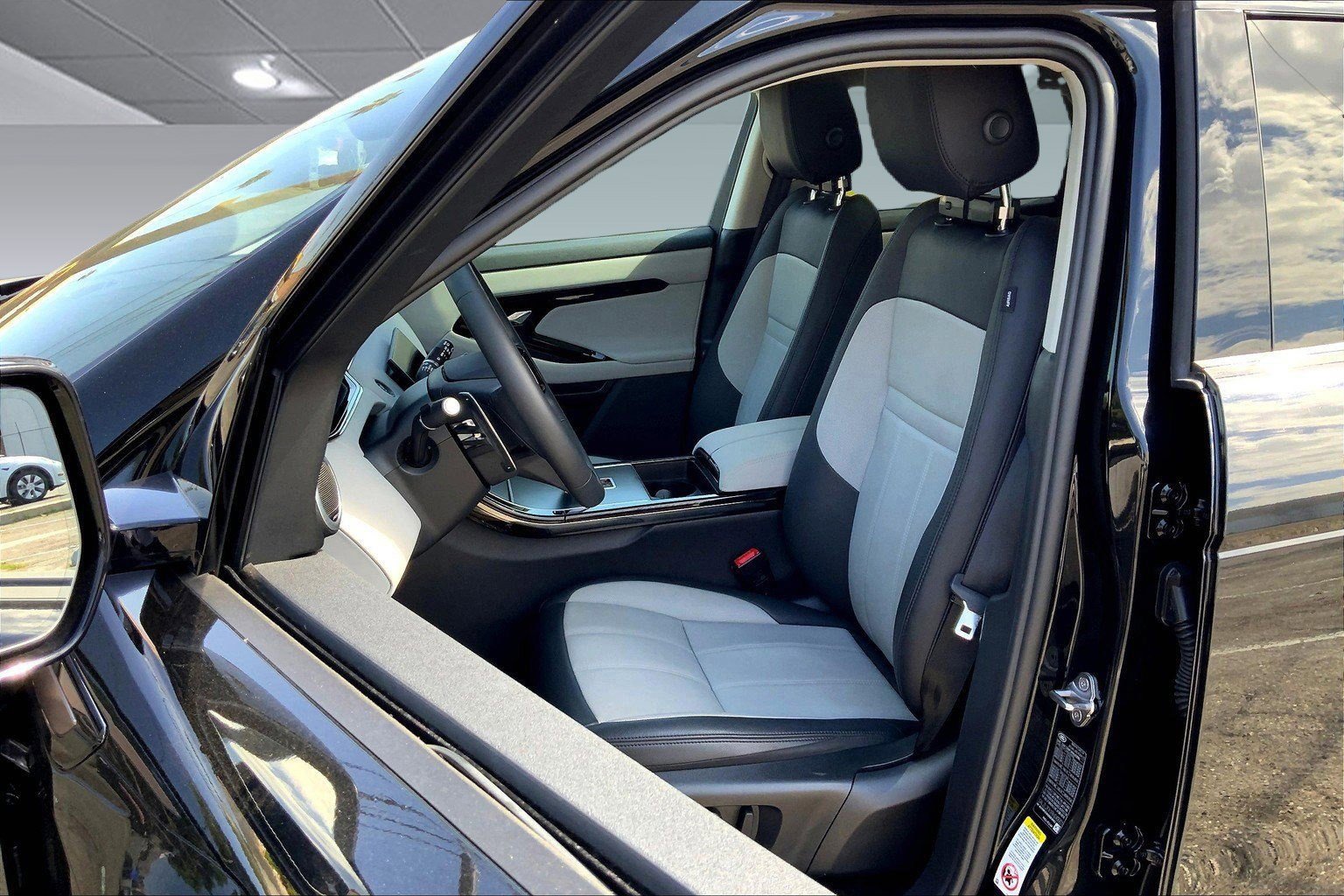 Used 2024 Land Rover Range Rover Evoque Dynamic SE image 4