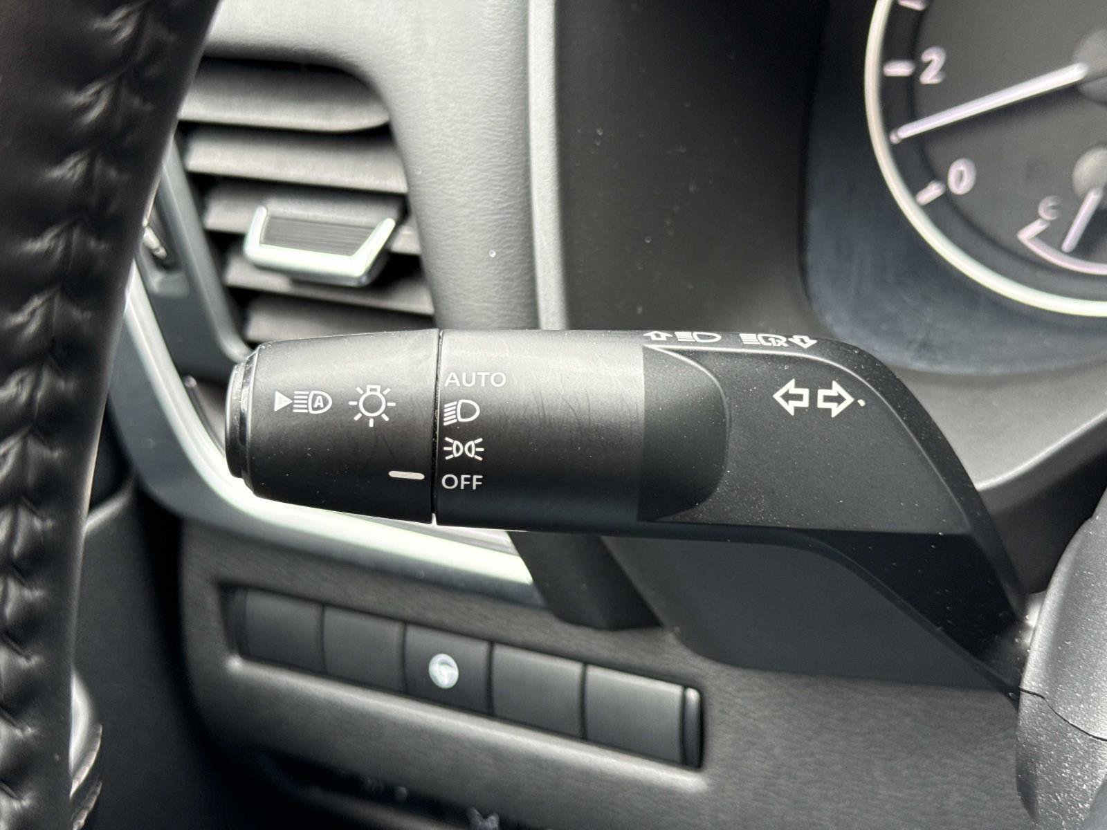 Used 2025 Nissan Rogue SV AWD/4WD image 16
