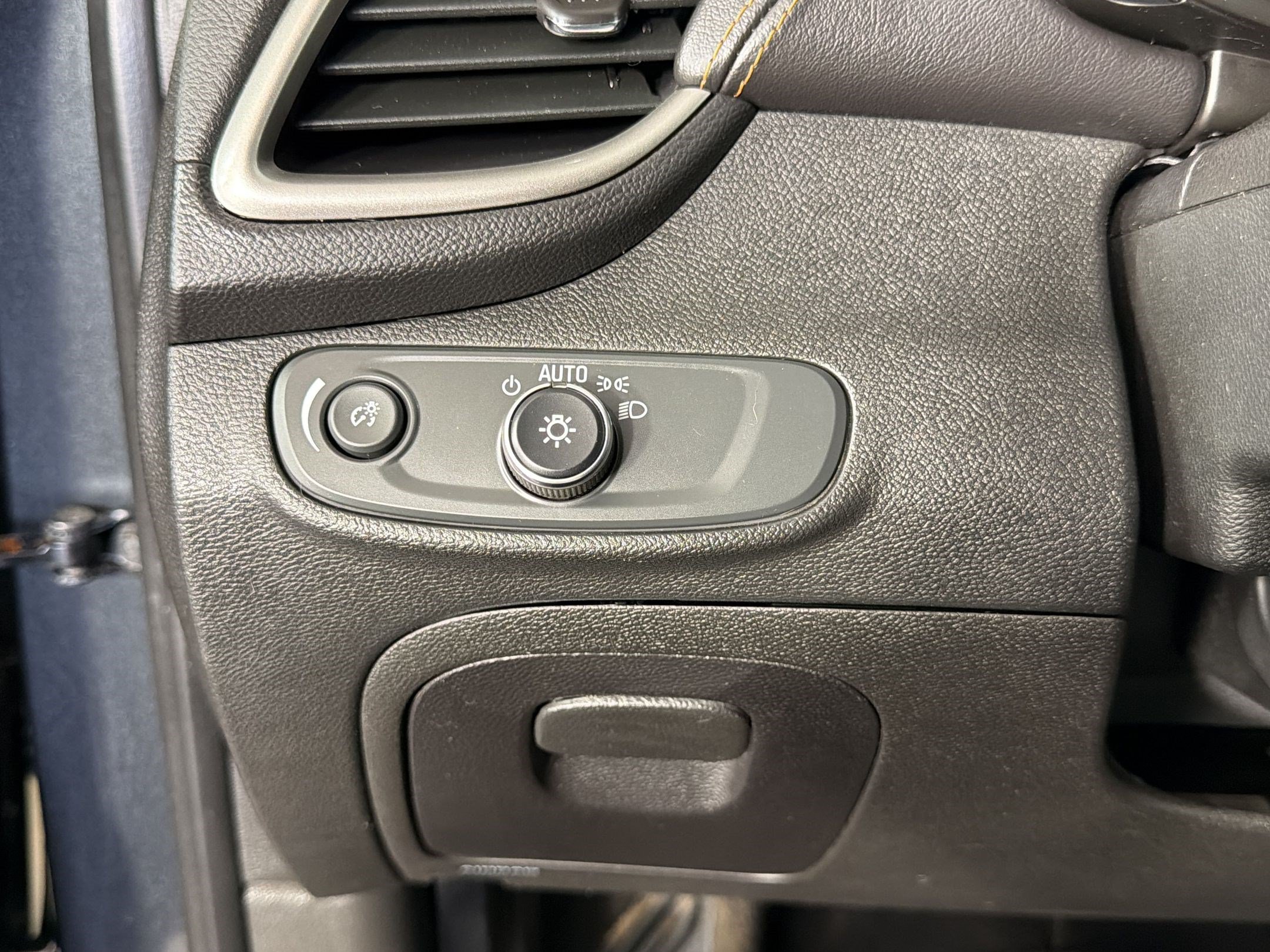 Used 2019 Chevrolet Trax LT w/ LT Convenience Package FWD image 17