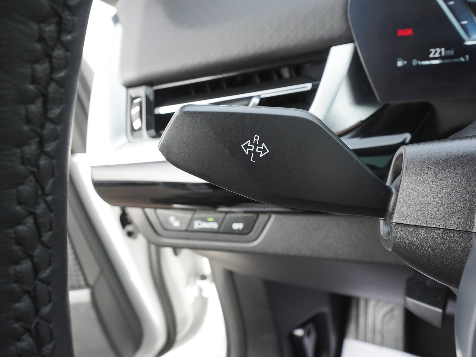 Used 2025 BMW X2 xDrive28i image 17