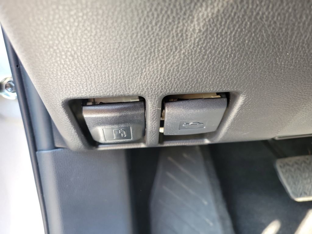 Used 2025 Toyota RAV4 LE image 28